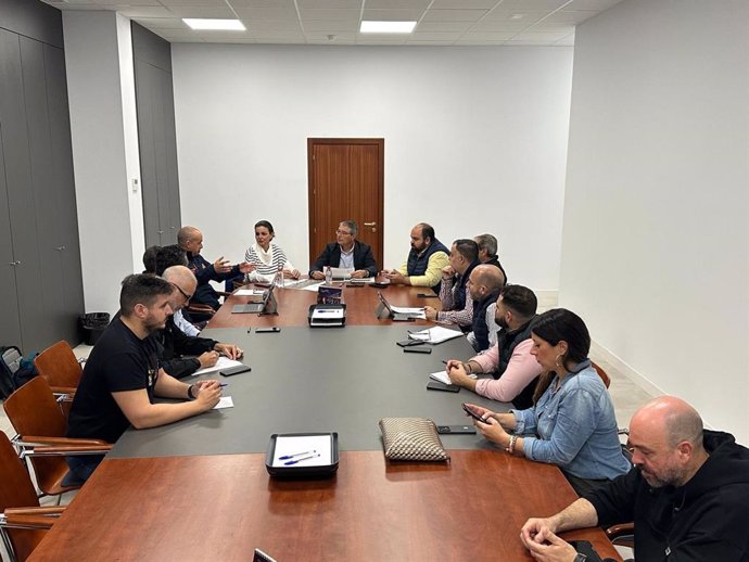 El alcalde, Francisco Salado, junto a los miembros del Plan de Emergencias Municipal, ha estado en permanente contacto, haciendo un seguimiento y evaluación minuto a minuto del estado del municipio y los vecinos.