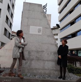 El catedrático de Bioquímica y Biología Molecular en la Universidad de Oviedo, Carlos López Otín, junto a la alcaldesa de Gijón, Carmen Moriyón, tras el descubrimiento de las placas y escultura en homenaje al profesor.