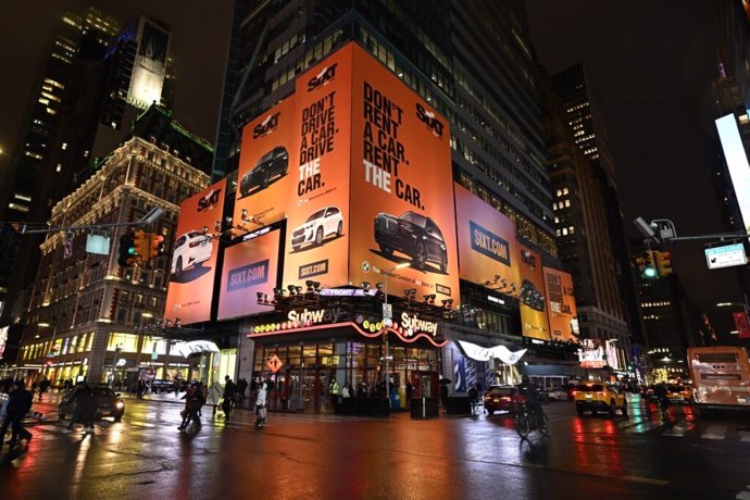 Archivo - Vista de una valla publicitaria durante la campaña "Rent the Car" de Sixt en Times Square en enero de 2023 en la ciudad de Nueva York.