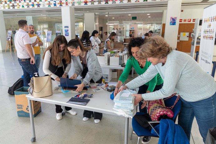 La Facultat de Magisteri de la Universitat de València comença a enviar material en els col·legis devastats per les inundacions