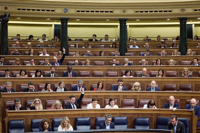 Archivo - Los diputados del Congreso votan una iniciativa durante una sesión plenaria.