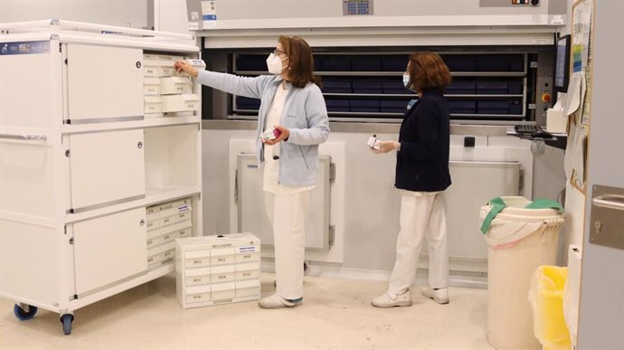 Archivo - Dos trabajadoras en el Hospital Reina Sofía.