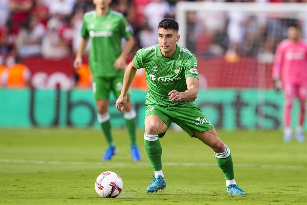 Archivo - El centrocampista del Real Betis Marc Roca ante el Sevilla en el Ramón Sánchez-Pizjuán.