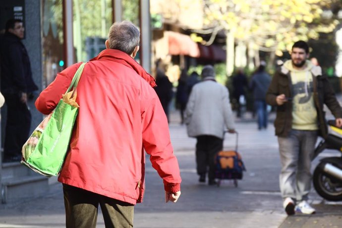 Archivo - Gente, compras