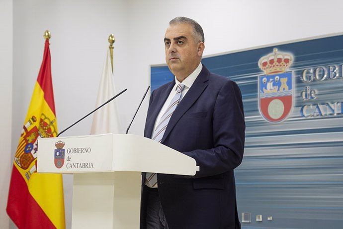 El Consejero De Fomento, Vivienda, Ordenación Del Territorio Y Medio Ambiente, Roberto Media, Informa, En Rueda De Prensa, Del Decreto Por El Que Se Regula El Programa Mínimo, Dimensiones E Iluminación Natural De Las Viviendas En La Comunidad Autónoma.