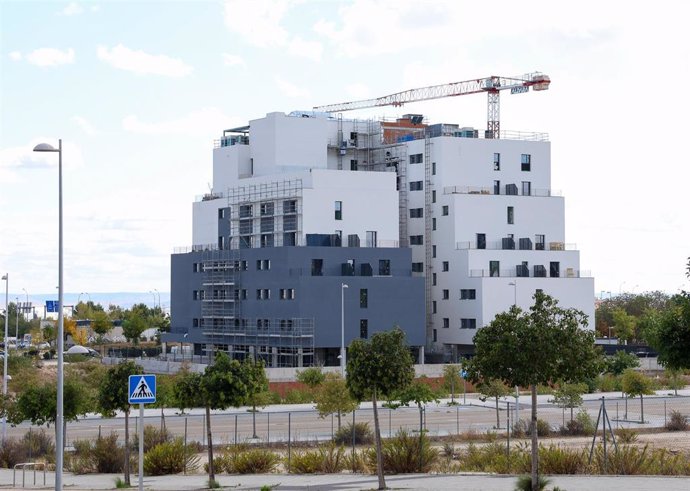 Archivo - Edificios en el barrio de Valdebebas, a 10 de octubre de 2024, en Madrid (España). 