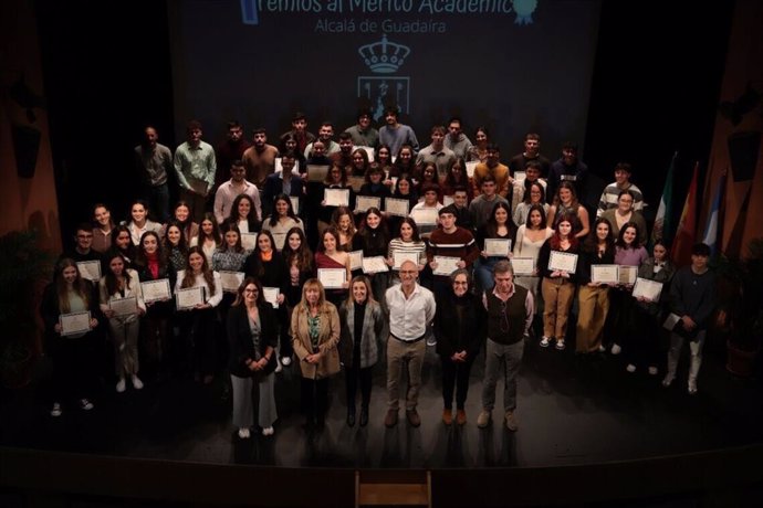 Foto de grupo de los estudiantes premiados