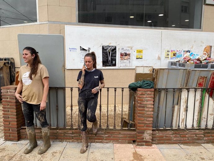 Vecinos de Benamargosa limpian las calles tras la DANA que ha afectado al municipio malagueño.