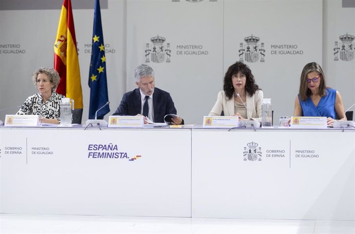 Archivo - (I-D) La secretaria de Estado para la Igualdad y la Erradicación de la Violencia, Aina Calvo; el ministro del Interior, Fernando Grande-Marlaska; la ministra de Igualdad, Ana Redondo,  y la delegada del contra la Violencia de Género, Carmen Mart