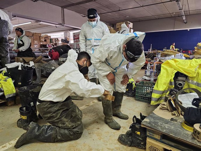 Efectivos del dispositivo de emergencias de Canarias se prepara para la búsqueda de desaparecidos por la DANA en Valencia