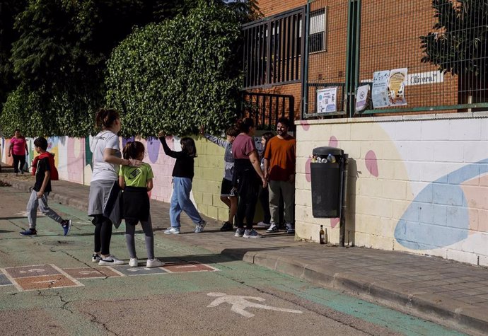 Varios niños salen del colegio CEIP Castellar Oliveral.