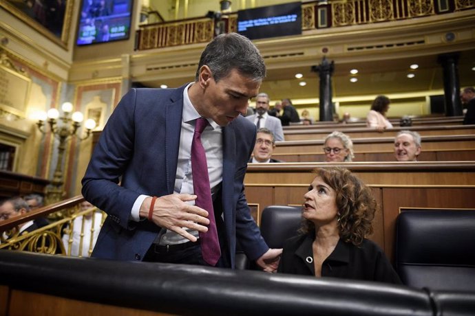 El presidente del Gobierno, Pedro Sánchez y la vicepresidenta primera y ministra de Hacienda, María Jesús Montero, durante una sesión de control al Gobierno, en el Congreso de los Diputados, a 16 de octubre de 2024, en Madrid (España). 