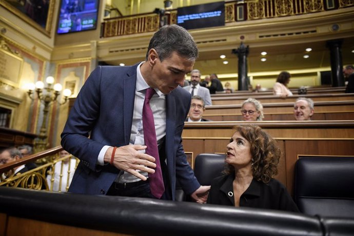 El presidente del Gobierno, Pedro Sánchez y la vicepresidenta primera y ministra de Hacienda, María Jesús Montero, durante una sesión de control al Gobierno, en el Congreso de los Diputados, a 16 de octubre de 2024, en Madrid (España).