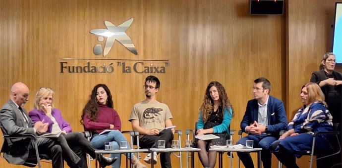 Primera mesa redonda '¿Cómo revertir la paradoja del aumento de la pobreza infantil en un contexto de crecimiento económico y social favorable?' de la jornada sobre pobreza infantil en España, impulsada por la Fundación La Caixa y la Comisión Europea