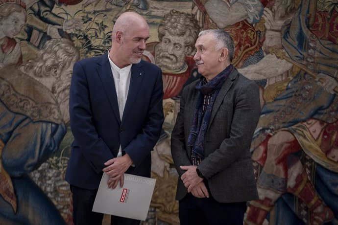 El secretario general de la UGT, Pepe Álvarez (d) y el secretario general de la CCOO, Unai Sordo (i), en el Palacio de la Zarzuela, a 6 de noviembre de 2024, en Madrid (España).