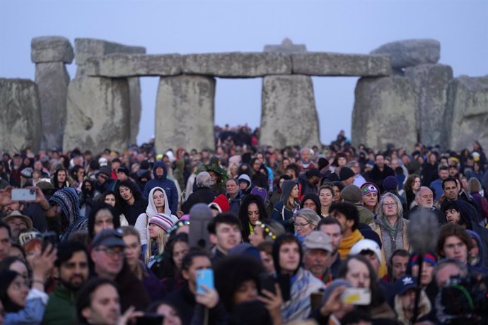 Archivo - Imagen de archivo de una multitud junto al monumento megalítico de Stonehenge, Reino Unido.