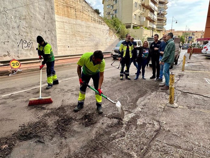 La alcaldesa Ana Mula, junto a los responsables de Policía Local, Bomberos y técnicos municipales, ha realizado este jueves una visita de inspección a las zonas más afectadas por las fuertes lluvias.