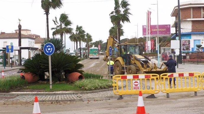 Efectivos municipales actúan en Torreguadiaro ante los efectos del temporal.