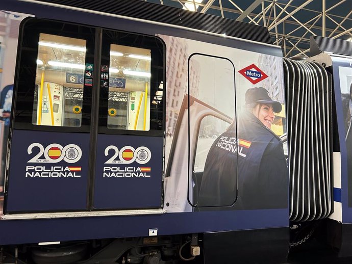 La Comunidad de Madrid celebra el 200 aniversario de la Policía Nacional con un tren vinilado que circulará por la Línea 6 de Metro