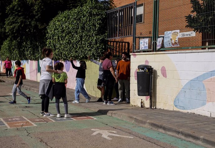 Diversos xiquets ixen del col·legi CEIP Castellar Oliveral.