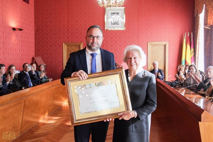 El salón de plenos del Ayuntamiento de Tomelloso ha acogido este jueves el solemne acto institucional de entrega de la distinción de Hijo Predilecto de la ciudad a Blas Camacho Zancada