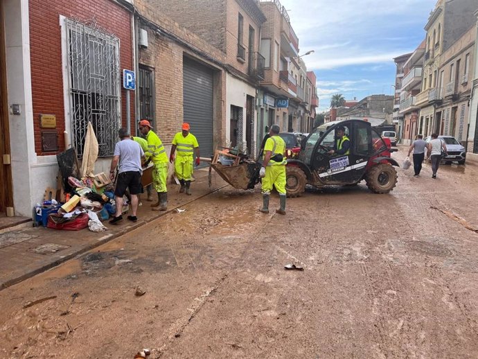 Imatge de treballs de neteja a la pedania de la Torre, a la ciutat de València, després de la DANA.  