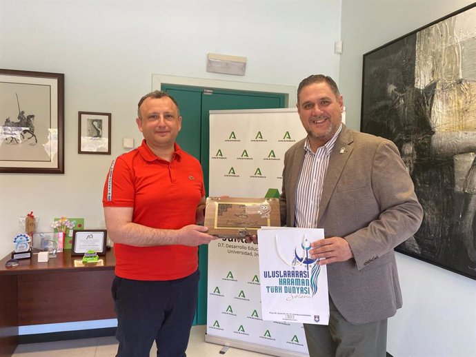 El delegado de Desarrollo Educativo en Almería recibe a una delegación turca en el marco del programa Erasmus+. 