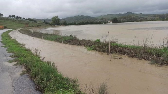 Situación de desbordamiento del río Guadiaro a su paso por Jimena de la Frontera.