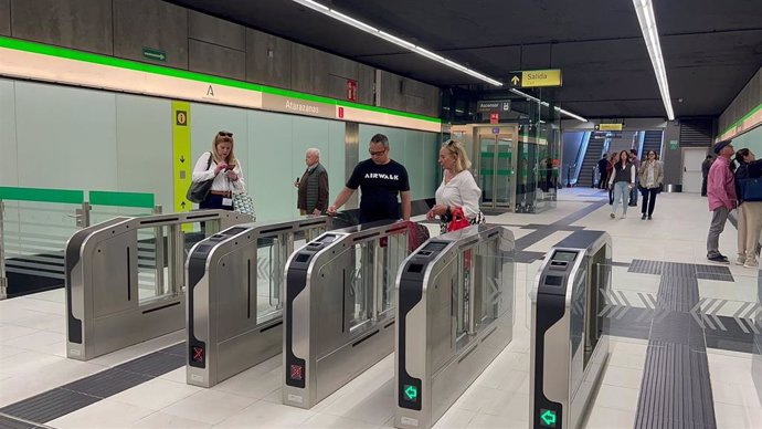 Usuarios del metro de Málaga