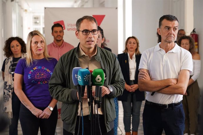 El coordinador general de IU Andalucía y diputado de Sumar en el Congreso, Toni Valero, atiende a los medios de comunicación durante un encuentro con AMPAS de centros educativos públicos. (Foto de archivo).