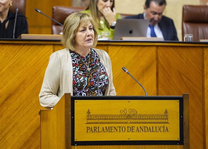 La parlamentaria de Vox Cristina Alejandra Jiménez, este jueves en el Pleno del Parlamento en la defensa de la Proposición No de Ley.