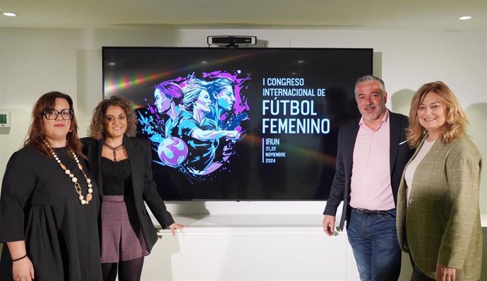 La presidenta de la Liga F, Beatriz Álvarez; el CEO de la Liga F, Pablo Vilches; la diputada de Deportes de la Diputación Foral de Gipúzkoa, Goizane Álvarez; y la periodista Mónica Marchante.