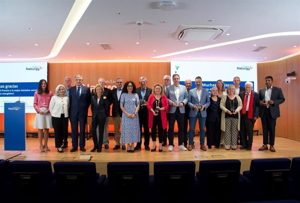 Finalista y ganadores junto con los miembros de  jurado
