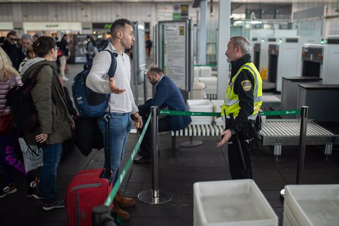 Un home parla amb un vigilant de seguretat, a l'estació Joaquín Sorolla, a 14 de novembre del 2024, a València, Comunitat Valenciana (Espanya). 