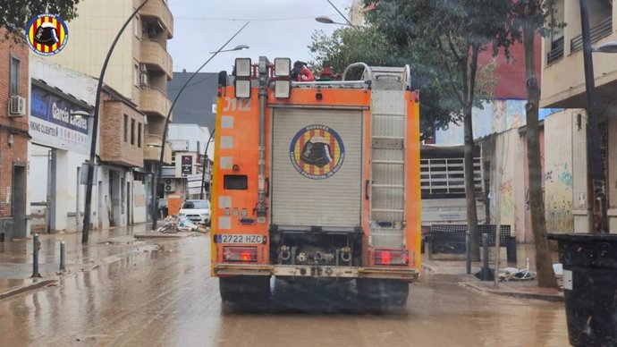 Camió del Consorci Provincial de Bombers de Valencia en un dels municipis afectats per la DANA