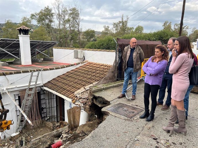 El alcalde y concejales visitan las zonas afectadas por la DANA.