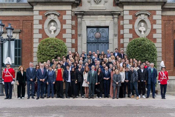 Fotografía de familia de galardonados con los Premios Ondas 2024, con el alcalde Jaume Collboni