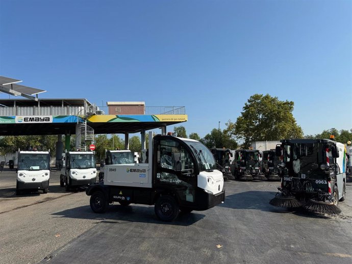 Archivo - Barredoras y tractoras incorporadas a la flota de vehículos de Emaya.