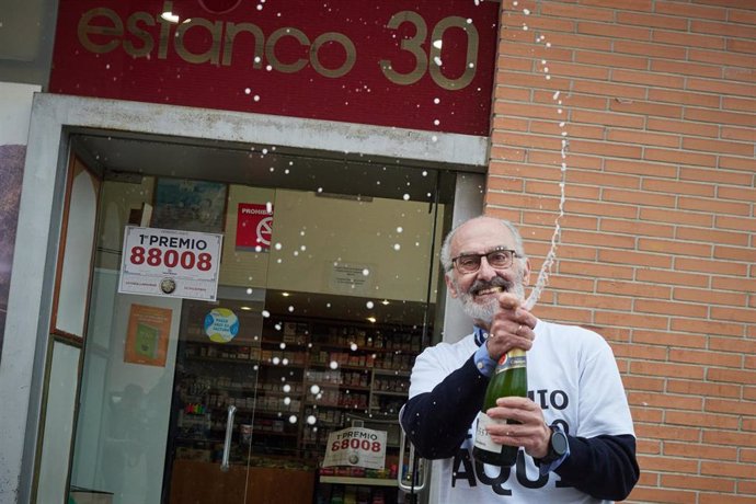 Archivo - Un empleado de una administración de Pamplona celebra la venta de décimos con el 'Gordo' de la Lotería de Navidad en 2023.