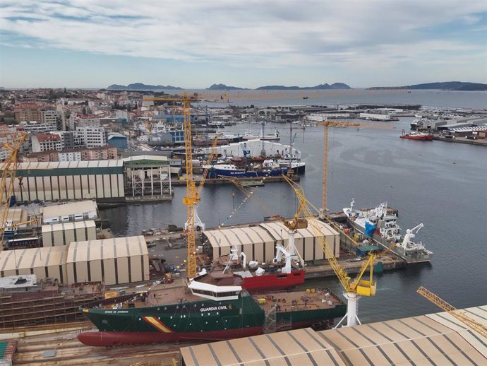 El Mando de Fronteras y Policía Marítima de la Guardia Civil, teniente general Manuel Navarrete, ha presidido en el puerto de Vigo la botadura del nuevo buque oceánico Duque de Ahumada del Servicio Marítimo de la Guardia Civil