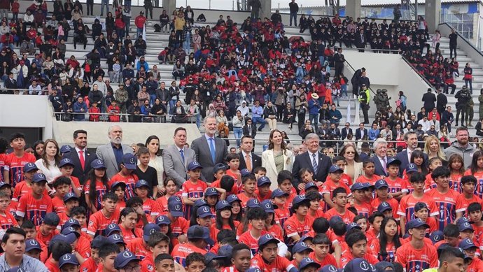 El Rey visita con Enrique Cerezo una escuela de fútbol apoyada por el Atlético de Madrid para alejar a los niños de la calle en Ecuador.