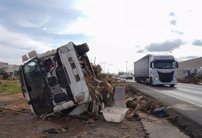 Un camión volcado tras el paso de la DANA en las inmediaciones del polígono de la Reva, a 8 de noviembre de 2024, en Ribarroja, Valencia