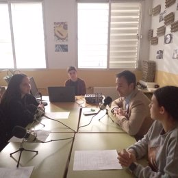 El delegado de Desarrollo Educativo y Formación Profesional de la Junta en Huelva, Carlos Soriano, participa en el Aula de Radio del IES Puerta de Andalucía de Santa Olalla del Cala.