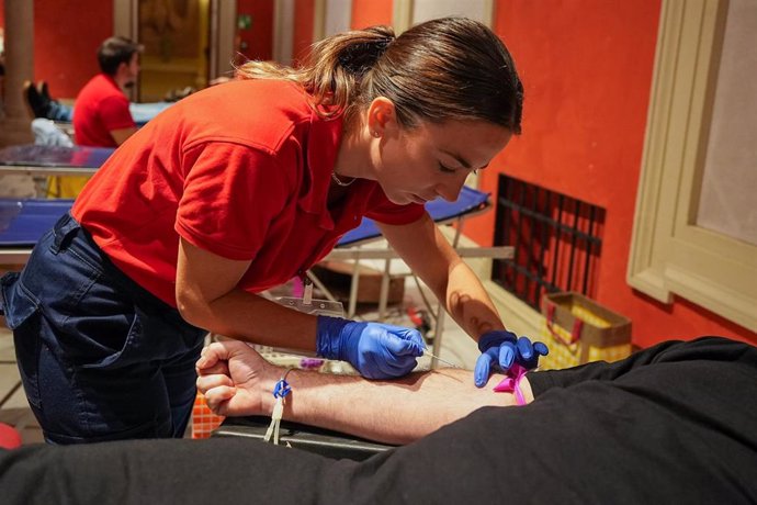 Un  donante de sangre durante su  extracción.