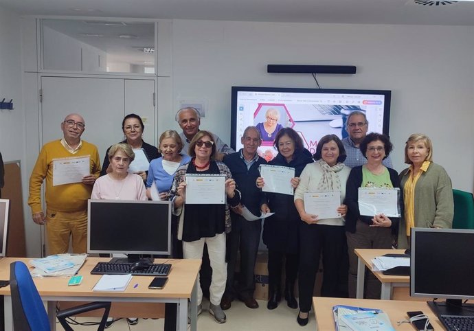 Participantes del IV programa Mayores Digitales. Domina la tecnología a tu ritmo del Ayuntamiento de Tomares