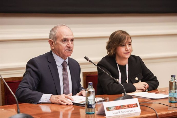 El decano del ICAB, Jesús M. Sánchez García, junto a la presidenta de la Sección de Derecho Civil del ICAB, Marta Legarreta Fontelles, en la inauguración del V Congreso de Derecho Inmobiliario celebrado el miércoles en la sede del ICAB