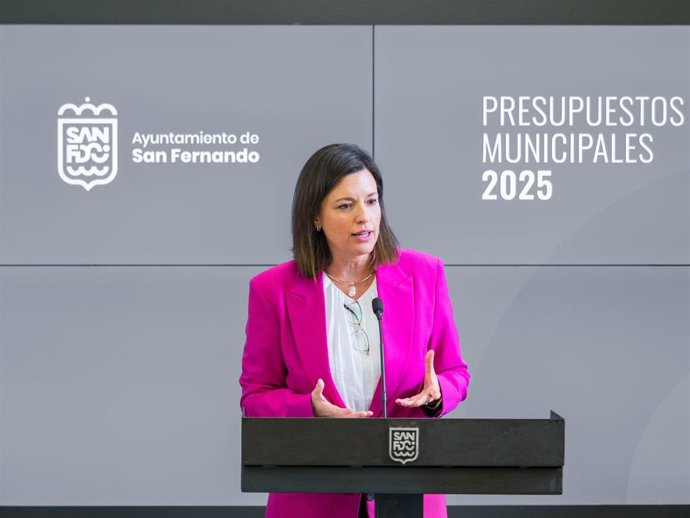 La alcaldesa de San Fernando, Patricia Cavada, presentanto los presupuestos de 2025.