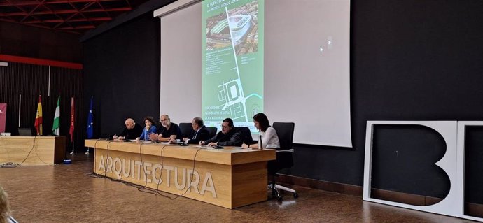 Imagen de los participantes en la mesa de debate