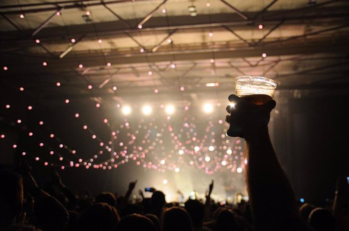 Imagen de un vaso de alcohol en una fiesta