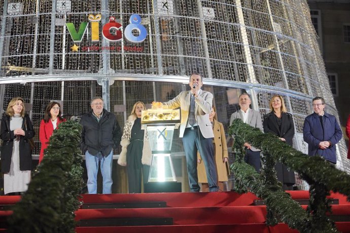 Archivo - El alcalde de Vigo, Abel Caballero (c), junto a su equipo de gobierno, realiza el encendido de las luces de Navidad 2023 en Porta do Sol.